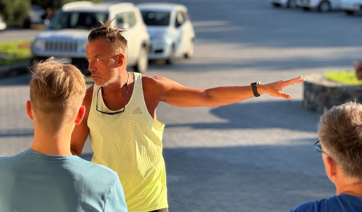 Löpcoachen Daniel Lindström från Stockholm instruerar gästerna på Almyra Hotel & Village på Kreta. Foto: Staffan Erfors