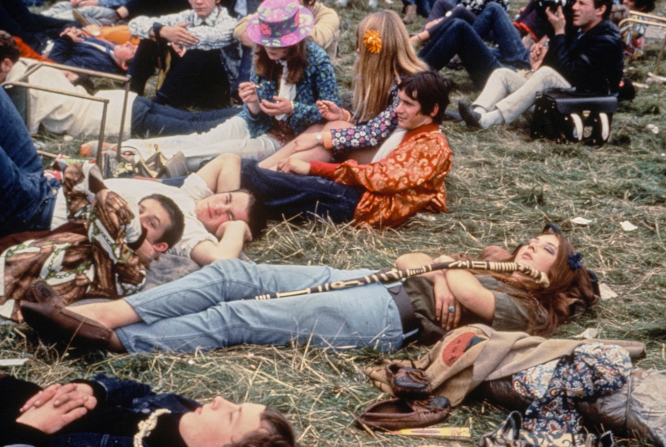 Ungdomar kopplar av i gräset på Festival of the Flower Children i Bedfordshire i Storbritannien 1967. Foto: Archive Photos/Getty Images