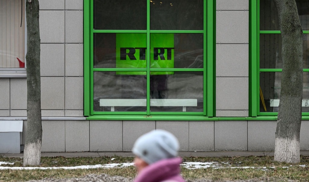 Russia Todays logo på deras kontor i Moskva. Foto: Kirill Kudryavtsev/AFP via Getty Images