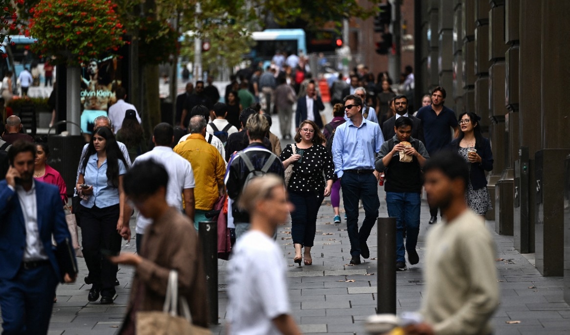 Människor i Sydneys centrala affärsdistrikt. Enligt en ny rapport förlitar sig landet för mycket på befolkningsökning för tillväxt i ekonomin. Foto: Saeed Khan/AFP via Getty Images