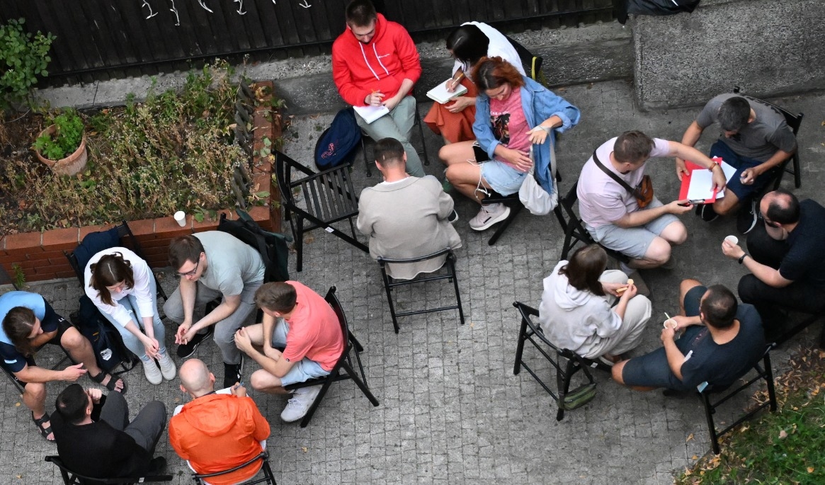 På bilden ser man belarusare, ukrainare, ryssar och andra rysktalande personer i Warszawa i Polen den 19 augusti 2025. Foto: AFP via Getty Images