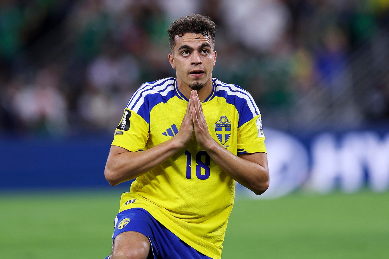 Yasin Ayari föll ner på knä efter sitt första mål i VM-matchen mot Tunisien. Foto: Julio Cesar Aguilar/AFP via Getty Images