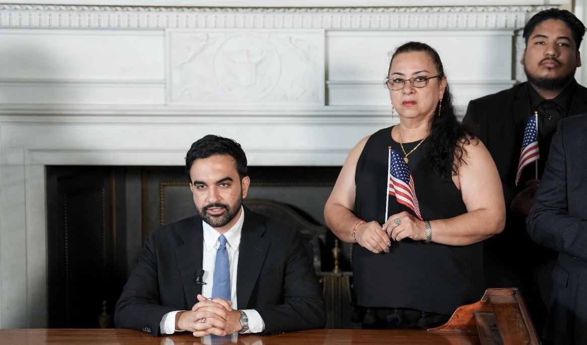 New Yorks borgmästare Zohran Mamdani (sittande). Bör vem som helst kunna omdefiniera innebörden av Amerika? Anna Connors/Pool/Getty Images
