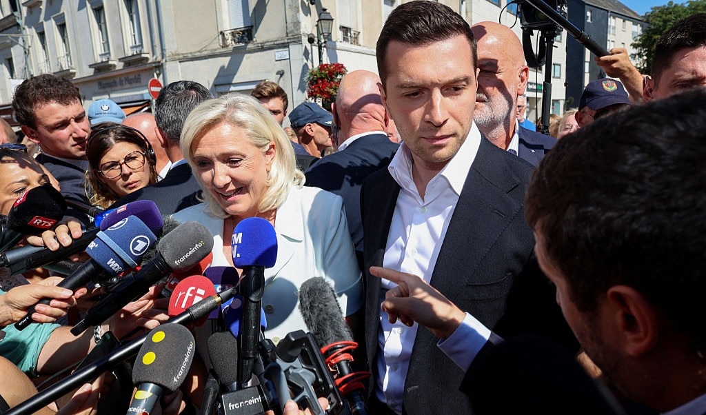 Marine Le Pen möter pressen tillsammans med Nationell samlings partiordförande Jordan Bardella efter domen. Foto: Fred Tanneau/AFP via Getty Images