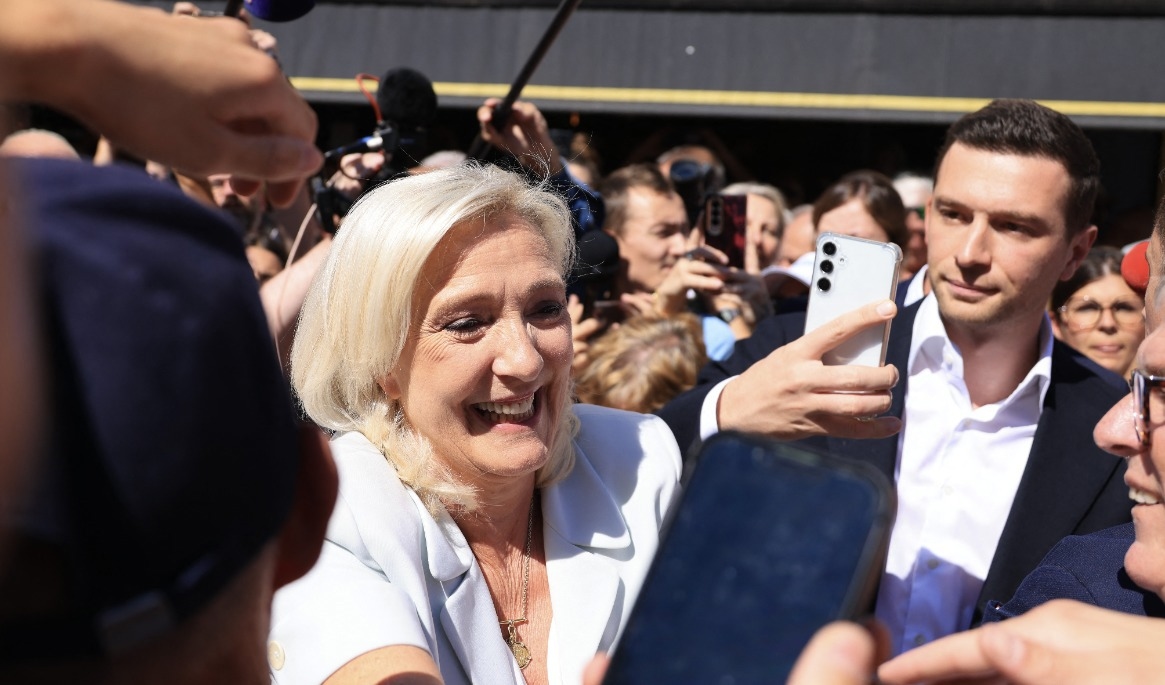 Marine Le Pen, presidentkandidat för Nationell samling, vid ett kampanjmöte tillsammans med partiets ordförande Jordan Bardella. Foto: Laetitia Notarianni/Han Lucas/AFP via Getty Images