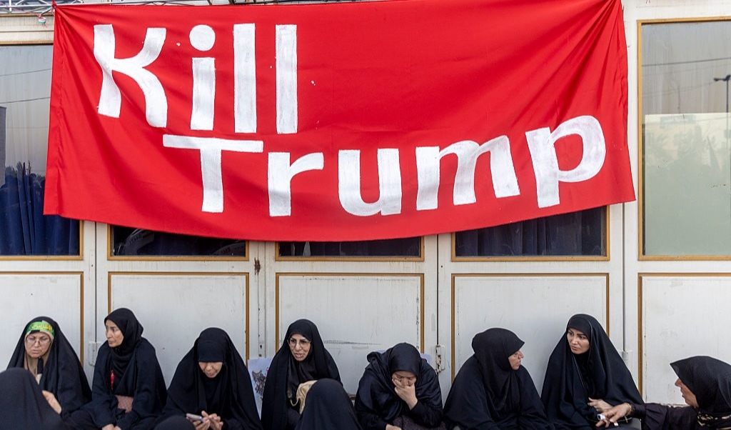 Iranska kvinnor under en manifestation i Teheran i samband med Ali Khameneis begravning. Khamenei dödades i amerikanska attacker i krigets inledning. Foto: Majid Saeedi/Getty Images