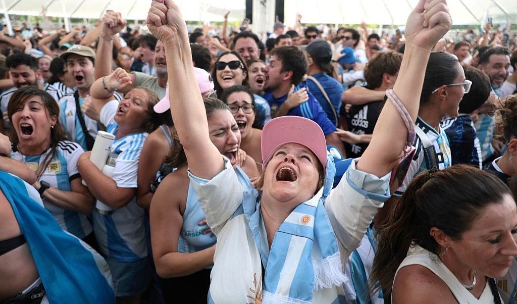 Argentinska fotbollsfans efter segern i semifinalen mot England. Foto: Joe Raedle/Getty Images