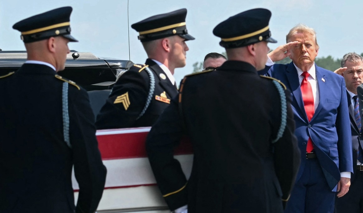 USA:s president Donald Trump gör honnör när en grupp personer från den amerikanska armén bär den flaggbeklädda kistan med kvarlevorna efter sergeant Angel S. Rampersad, 28, från Ozone Park i New York den 22 juli i år. Rampersad dog i strid den 17 juli under en attack mot Muwaffaq Salti Air Base i Jordanien. Foto: Saul Loeb/AFP via Getty Images