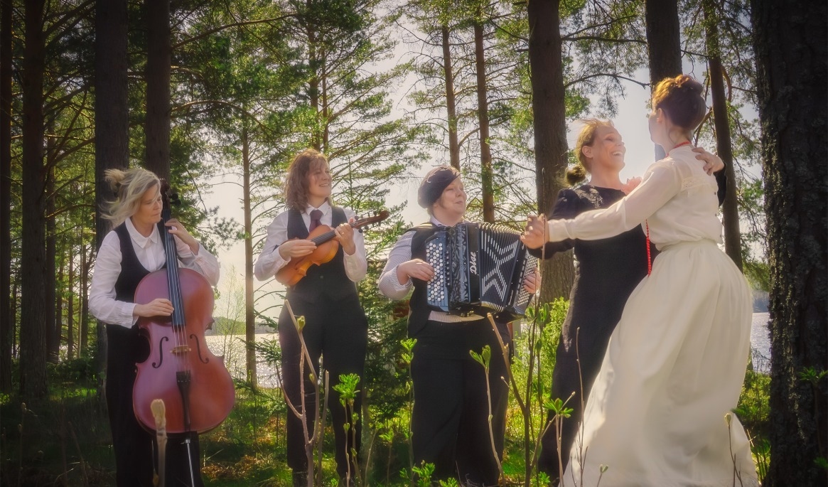 Ensemblens fem musiker och skådespelare utlovar en unik upplevelse på Hildasholm i gränslandet mellan verklighet och fantasi. Foto: Lina Rörvall