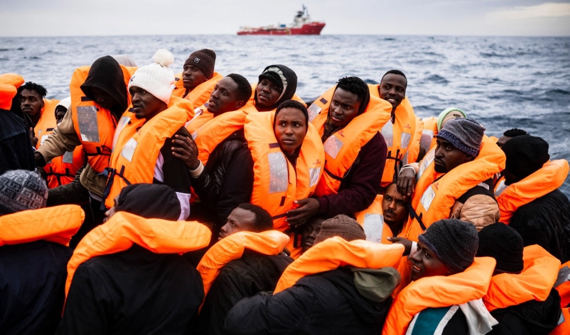 Migranter ombord på en gummibåt väntar på att räddas av räddningsfartyget Ocean Viking utanför Libyens kust. Sameer Al-Doumy/AFP via Getty Images
