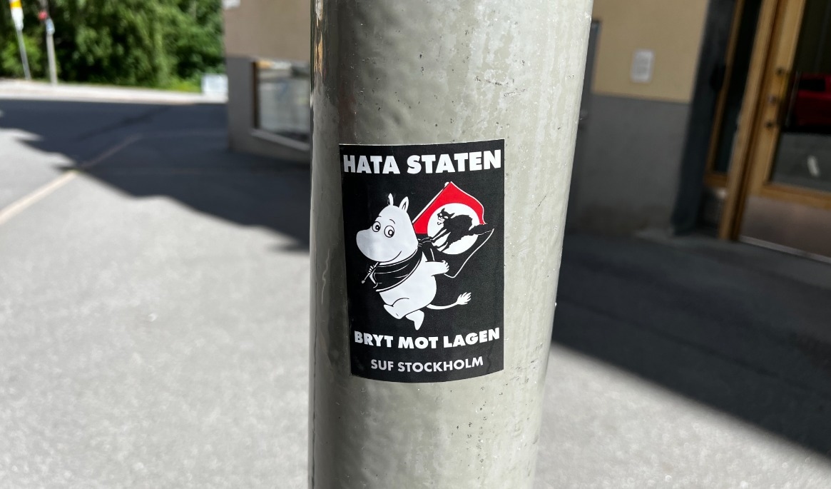 Klistermärke funnet i Stockholm. Foto: Epoch Times