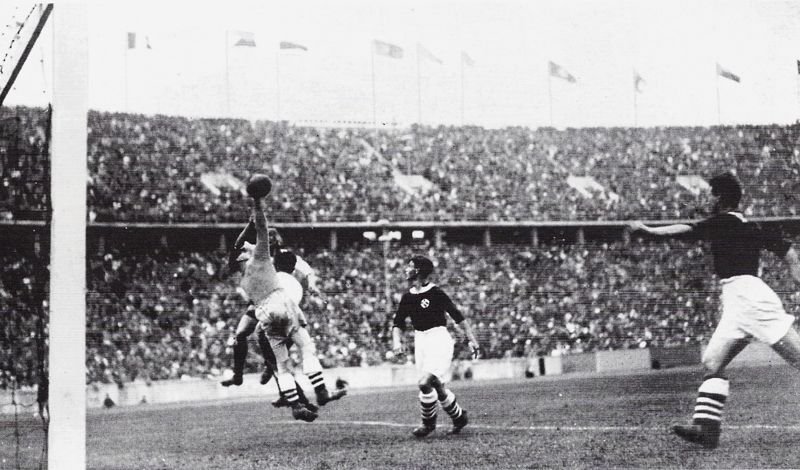 Norske målvakten ”Tippen” Johansen parerar ett inlägg mot Polen när norrmännen säkrade bronset i OS 1936. Foto: Privat