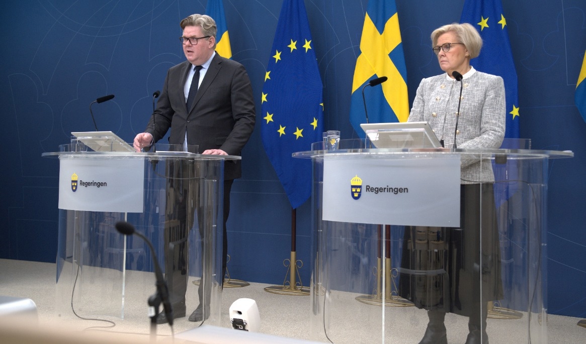 Justitieminister Gunnar Strömmer och rikspolischef Petra Lundh. Regeringen bör inte ge efter för känslostyrda krav som urholkar rättsstaten, menar Epoch Times politiske chefredaktör. Foto: Roger Sahlström
