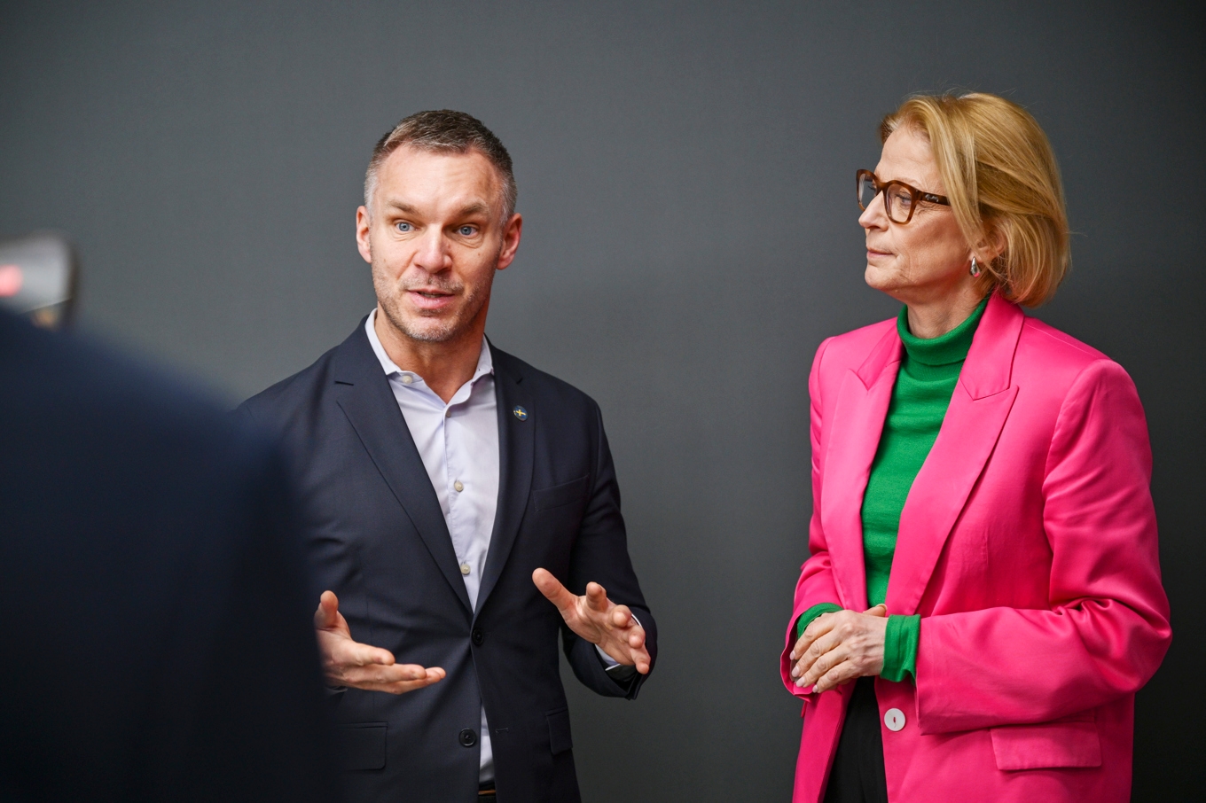 Statliga myndigheter är skyldiga att anmäla anställda som misstänks för brott. Någon motsvarande skyldighet finns inte för kommuner och regioner. Frågan om en sådan anmälningsskyldighet har väckts från flera håll, och nu kommer regeringen med ett förslag. Foto: Magnus Lejhall/TT
