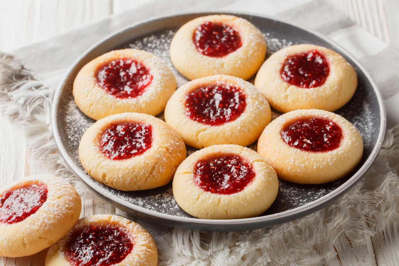 Från 1880 till 1980 bakades småkakor i nästan alla svenska hem. Sedan dess har det blivit glesare mellan småkakorna på kaffefaten, menar kåsören. Foto: Sergii Koval/Shutterstock