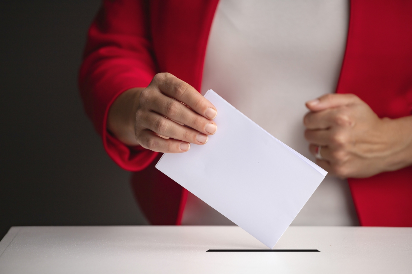 Vårt beslut på valdagen påverkas av mer än vi gärna vill tro. Opinionsmätningar, grupptryck och sättet frågor formuleras på kan forma våra val. Foto: Melinda Nagy/Shutterstock
