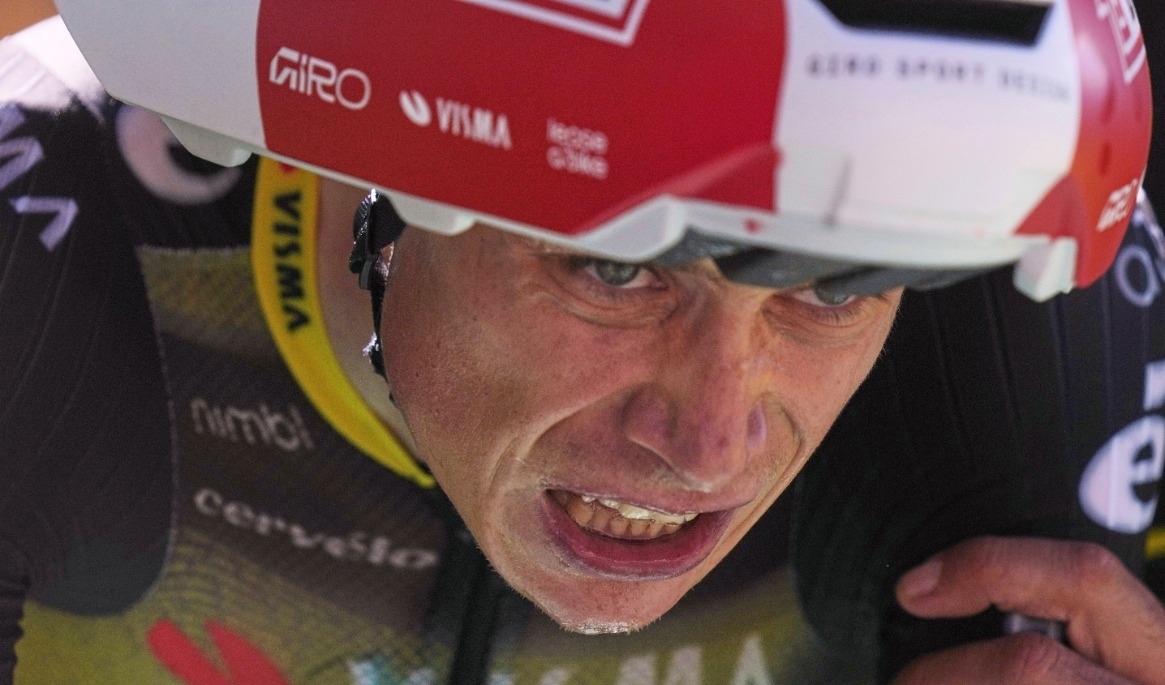 Ansträngningen syns tydligt i Jonas Vingegaards ansikte när han passerar mållinjen på den 13:e etappen av Tour de France, ett individuellt tempolopp över 10,5 kilometer i Pyrenéerna, med start i Loudenvielle och målgång i Peyragudes, Frankrike, den 18 juli 2025. Foto: Thibault Camus/AP Foto