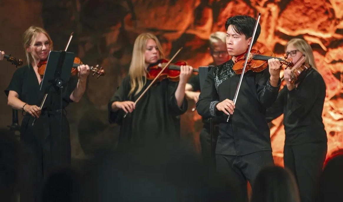 En tillfällig paus för solisten Kerson Leong medan violinsektionen i Camerata Nordica spelar i en tuttipassage. Foto: Simon Aatig