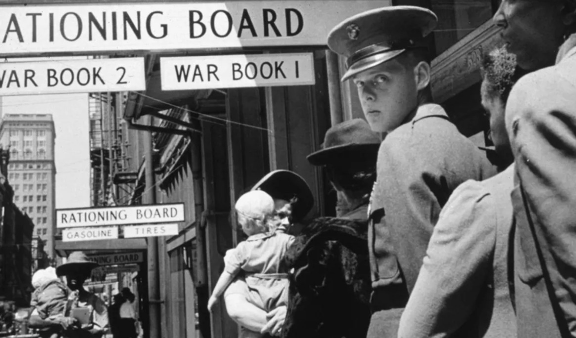 Ransonering på flera varor, bland annat socker, kaffe och kött infördes i USA. Här i Louisiana, New Orleans 1943. Foto: John Vachon/Library of Congress/Getty Images