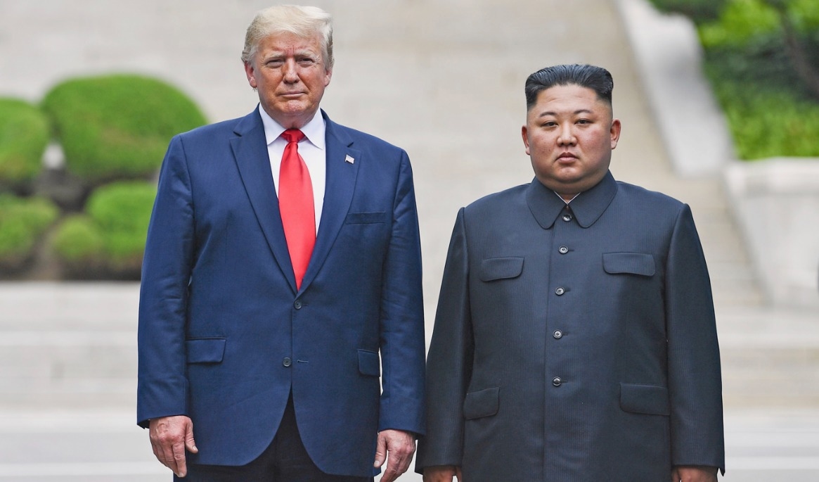 USA:s president Donald Trump och Nordkoreas ledare Kim Jong-un på gränsen mellan Nord- och Sydkorea 2019. Nu tycks ett nytt möte kunna bli av. Foto: Brendan Smialowski/AFP via Getty Images
