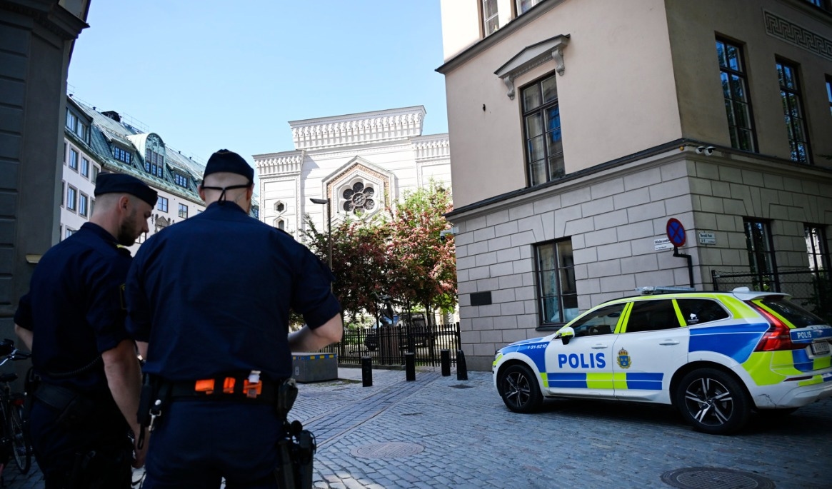 Poliser bevakar Stora synagogan i Stockholm. Arkivbild. Foto: Henrik Montgomery/TT