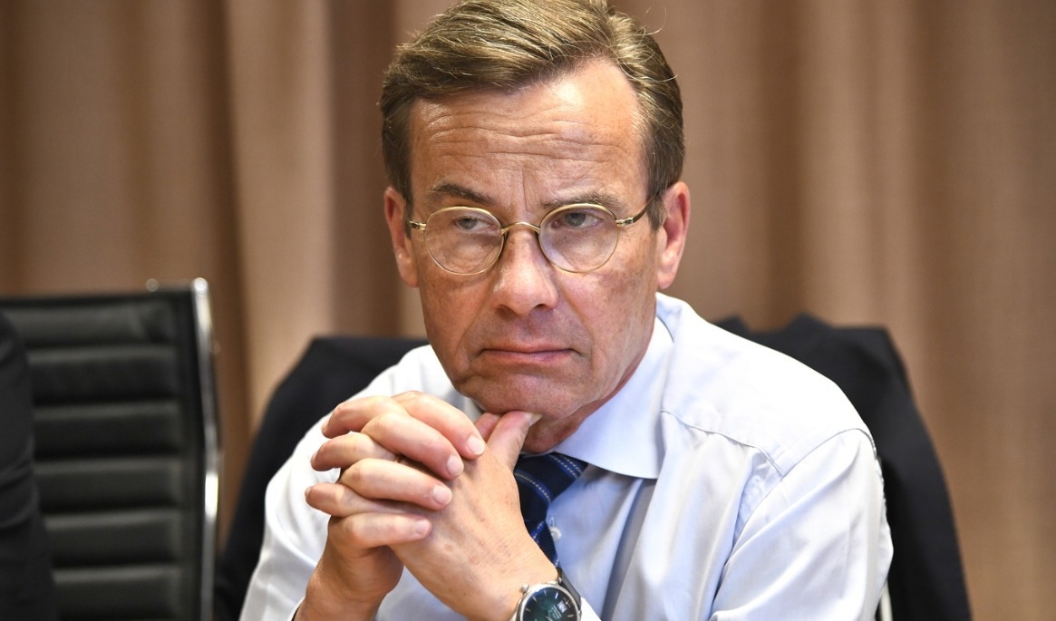 Moderatledaren och statsminister Ulf Kristersson (M) har talat med Jimmie Åkesson om Quisling-affären. Foto: Lars Schröder/TT