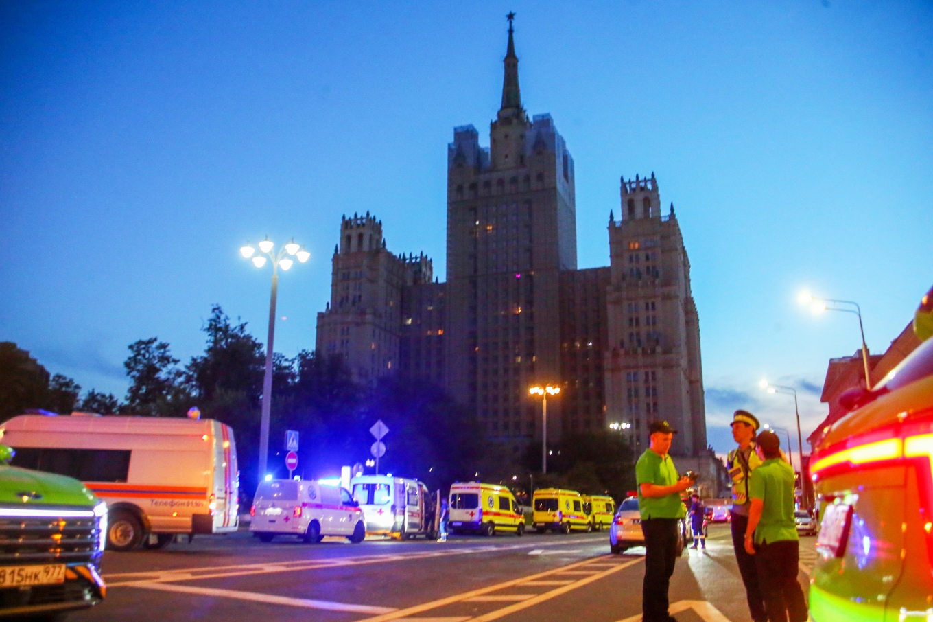 Flera utryckningsfordon åkte till platsen för explosionen i centrala Moskva. Foto: Sergei Vedyashkin/Moscow News Agency via AP/TT