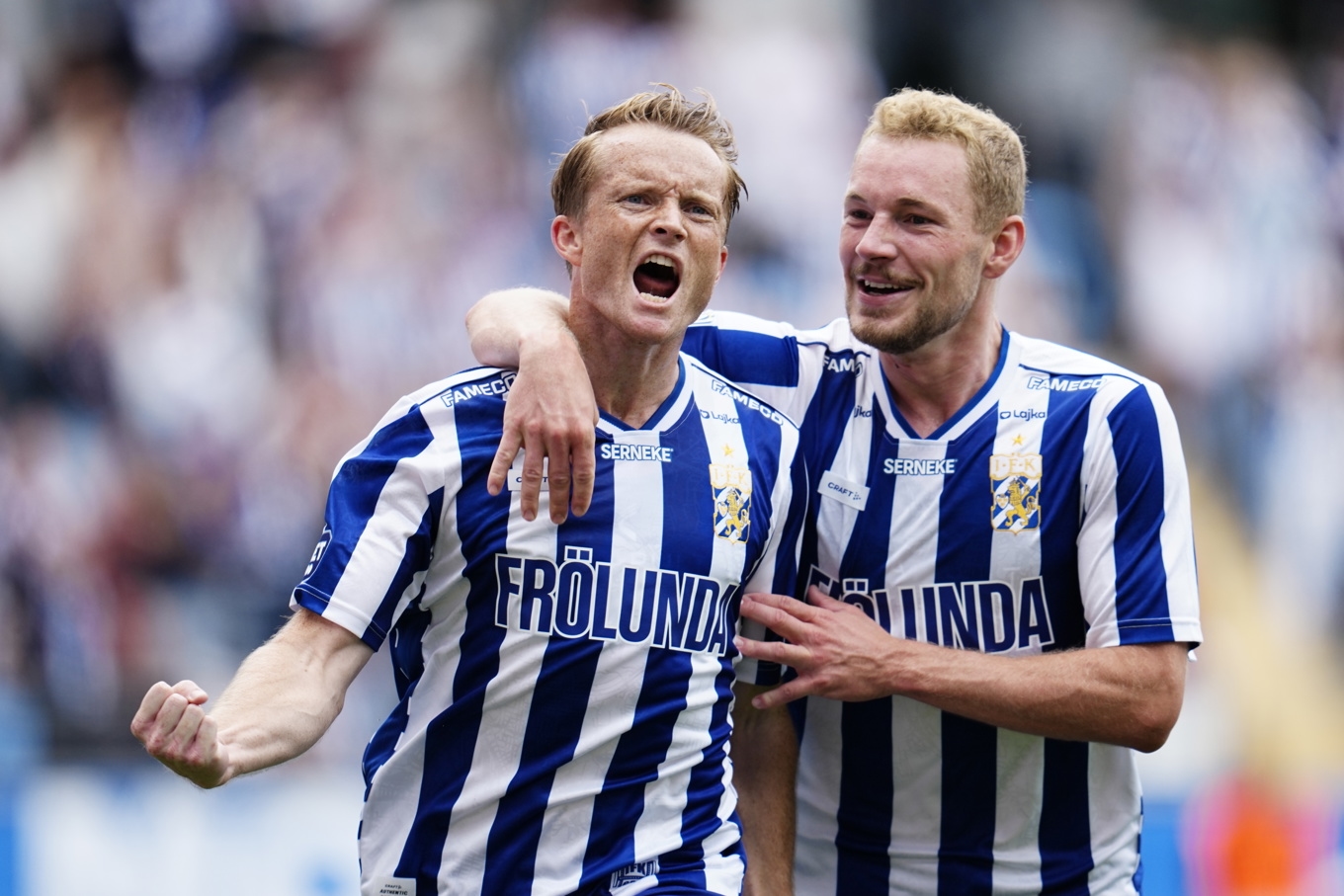 IFK Göteborgs Sam Larsson, vänster, jublar efter ledningsmålet mot Degerfors. Foto: Björn Larsson Rosvall/TT