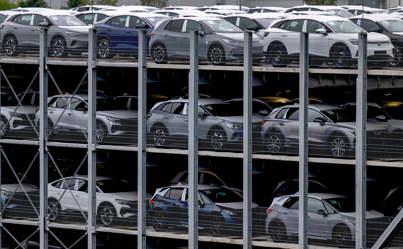 Volkswagenkoncernens elbilar står uppradade. Arkivbild. Foto: Hendrik Schmidt/AP/TT