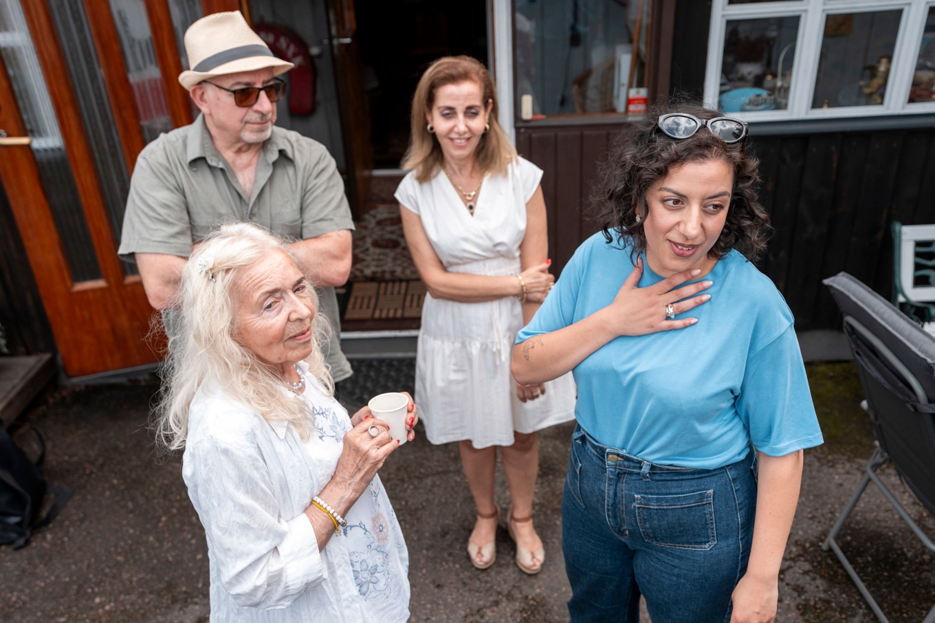 Simona Mohamsson (L) tillsammans med grannar och familj hemma på gatan i Överlida där hon växte upp. Foto: Björn Larsson Rosvall/TT
