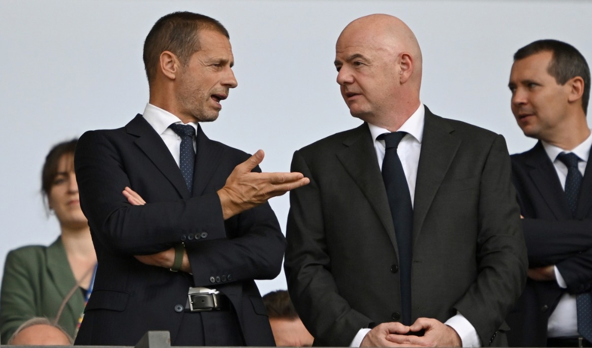 Europeiska fotbollsförbundets ordförande Aleksander Ceferin bredvid Fifas ordförande Gianni Infantino. Arkivbild. Foto: Robert Michael/AP/TT