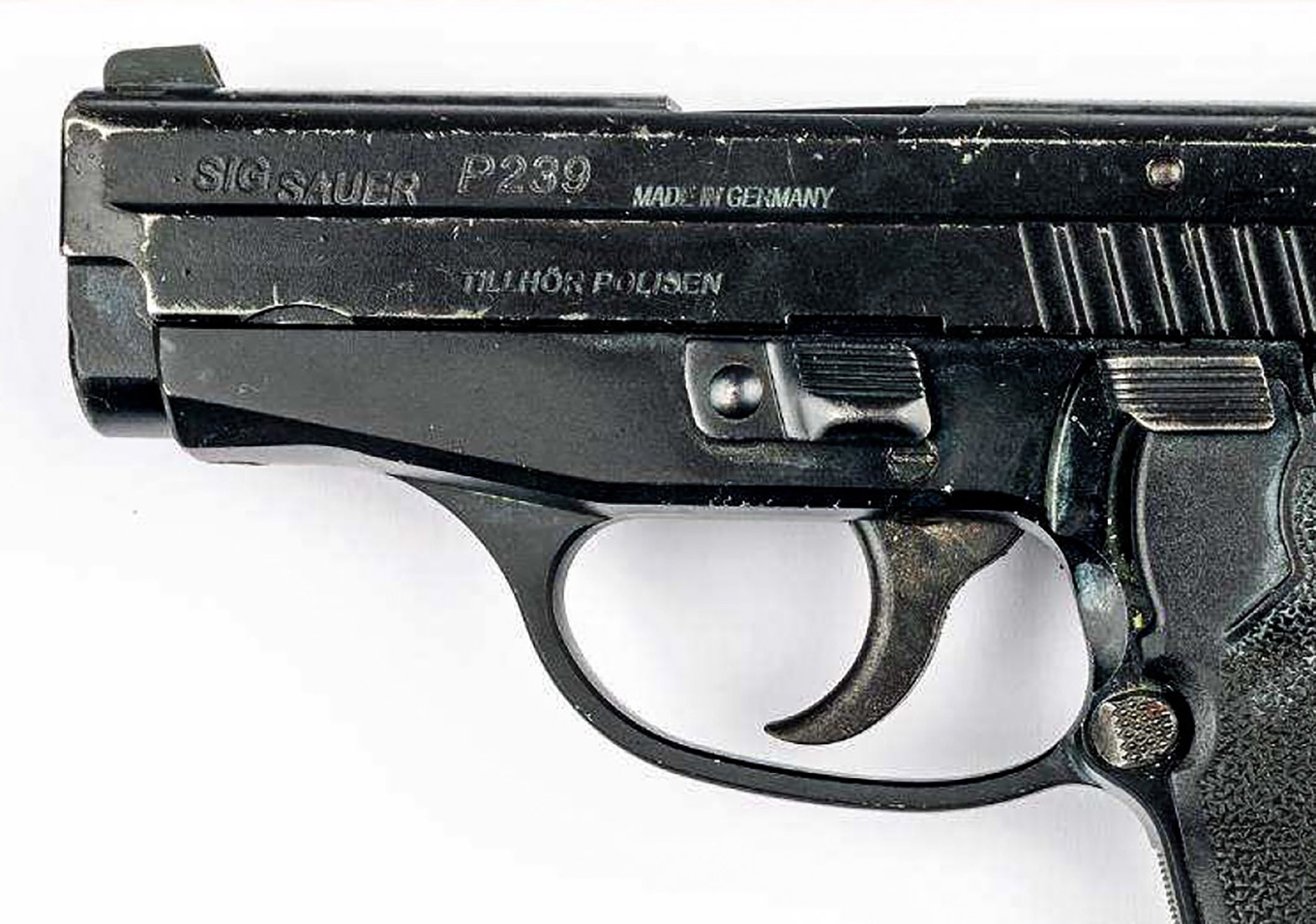 Bild ur polisens förundersökning föreställande den halvautomatiska pistol av märket Sig Sauer, som är märkt "Tillhör Polisen" på pipan. Foto: Polisen