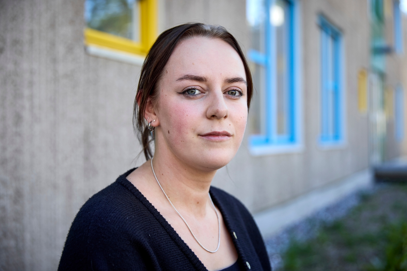 Studenten Alexandra Berntling, 25, har blivit drillad i att hålla utkik efter rabatter och handla i matbutiker när varor precis kommit in – eftersom de billigaste varorna går åt först. Foto: Terhi Ylimäinen/TT
