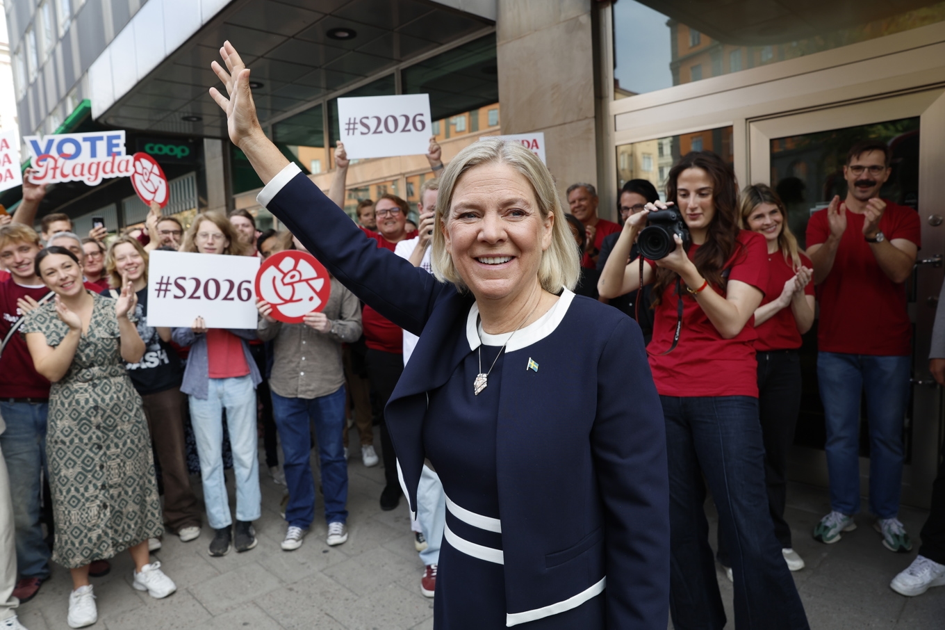 Socialdemokraternas partiledare Magdalena Andersson hejas på av inkallade SSU:are när hon ska kliva på bussen inför en första valturné. Foto: Magnus Grimstedt/TT
