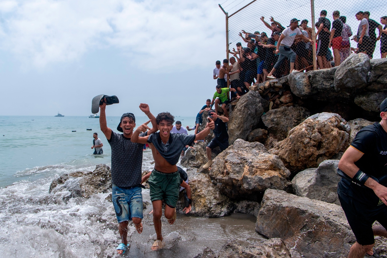 Migranter på väg in i Ceuta den 30 juli. Foto: Antonio Sempere/AP/TT