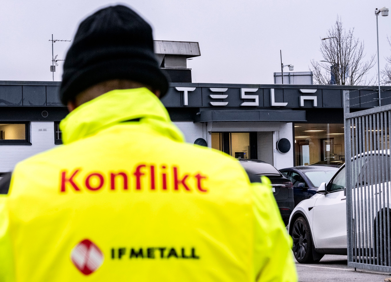 En strejkvakt från IF Metall utanför Tesla-anläggningen på Boplatsgatan i Malmö i november 2023. Foto: Johan Nilsson/TT