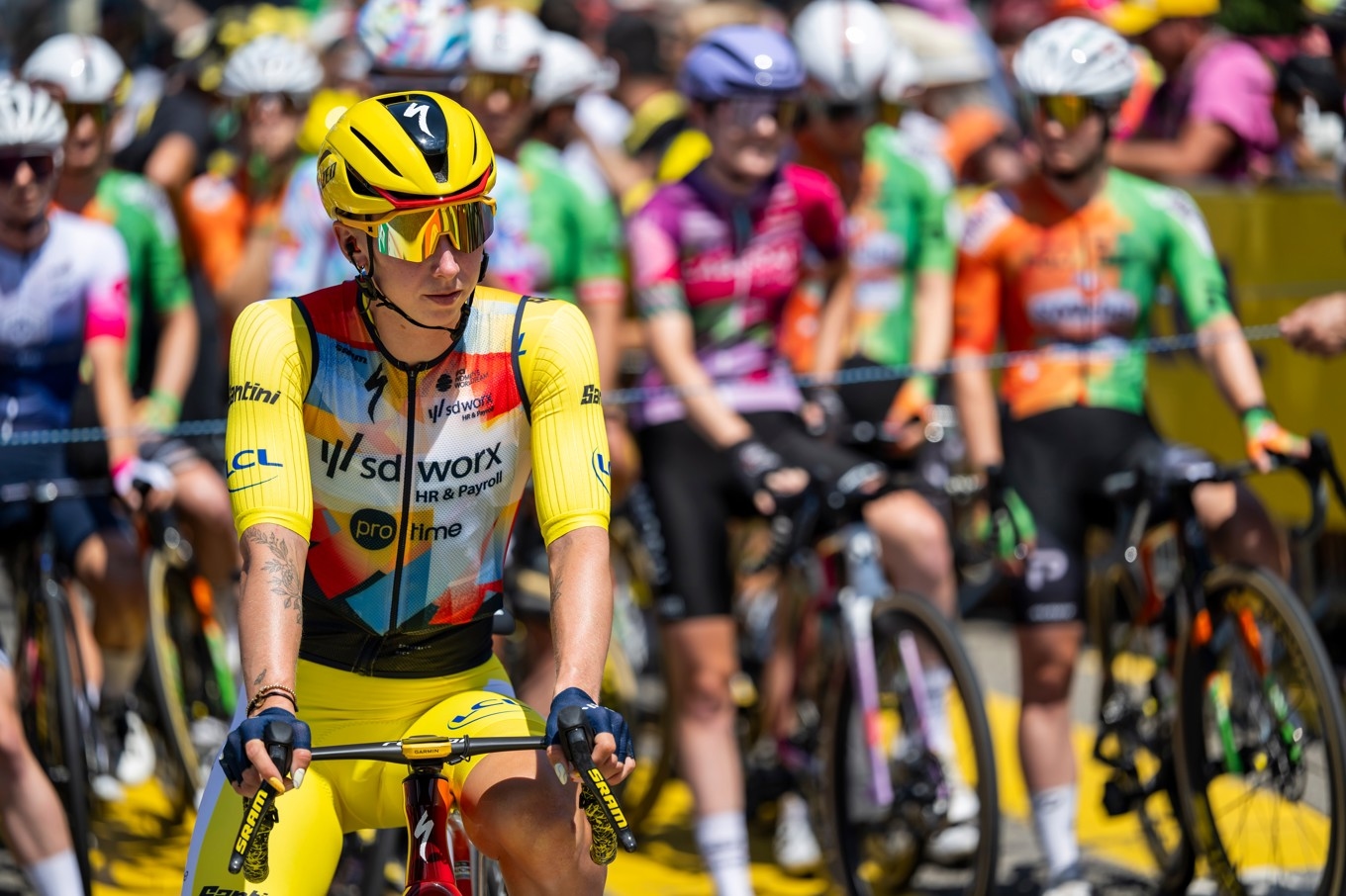 Cyklisterna i Tour de France Femmes inför starten av den andra etappen. Foto: Jean-Christophe Bott/AP/TT