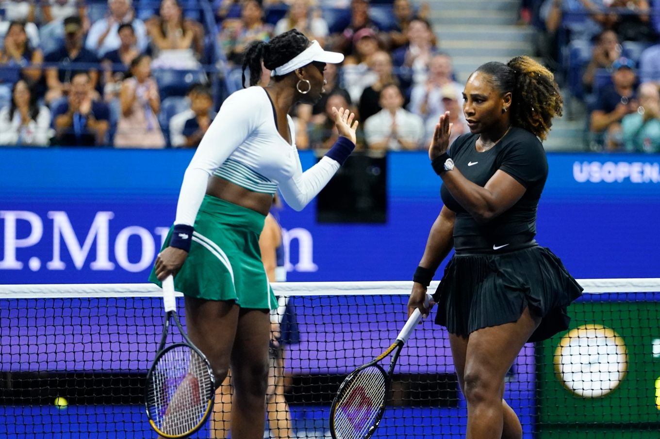 Venus Williams och Serena Williams under sin senaste turnering som de spelade dubbel tillsammans - US Open 2022. Foto: Frank Franklin II/AP/TT