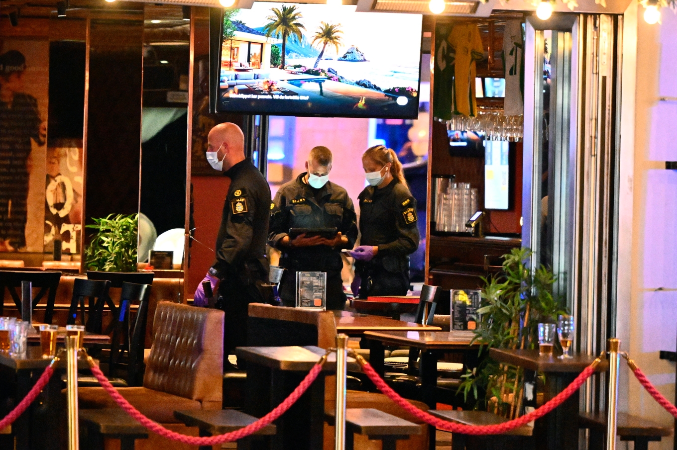 Polisen har spärrat av delar av en gata på Södermalm i Stockholm för att undersöka ett misstänkt farligt föremål på en pub. Foto: Anders Wiklund/TT
