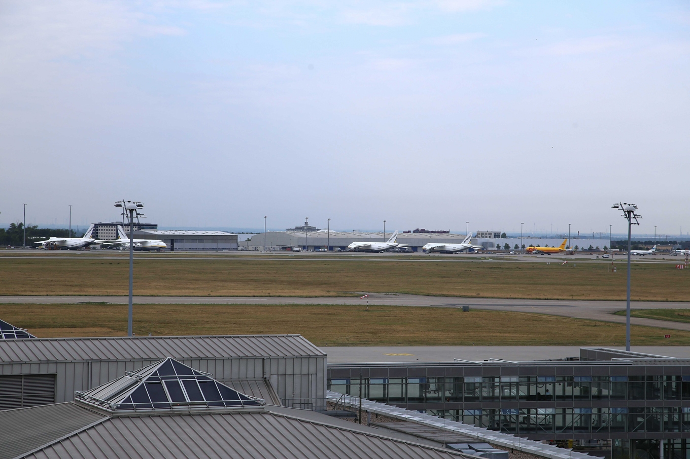 Flera flyg fick dirigeras om från flygplatsen i Leipzig-Halle efter fyndet. Foto: Tobias Junghanns/AP/TT