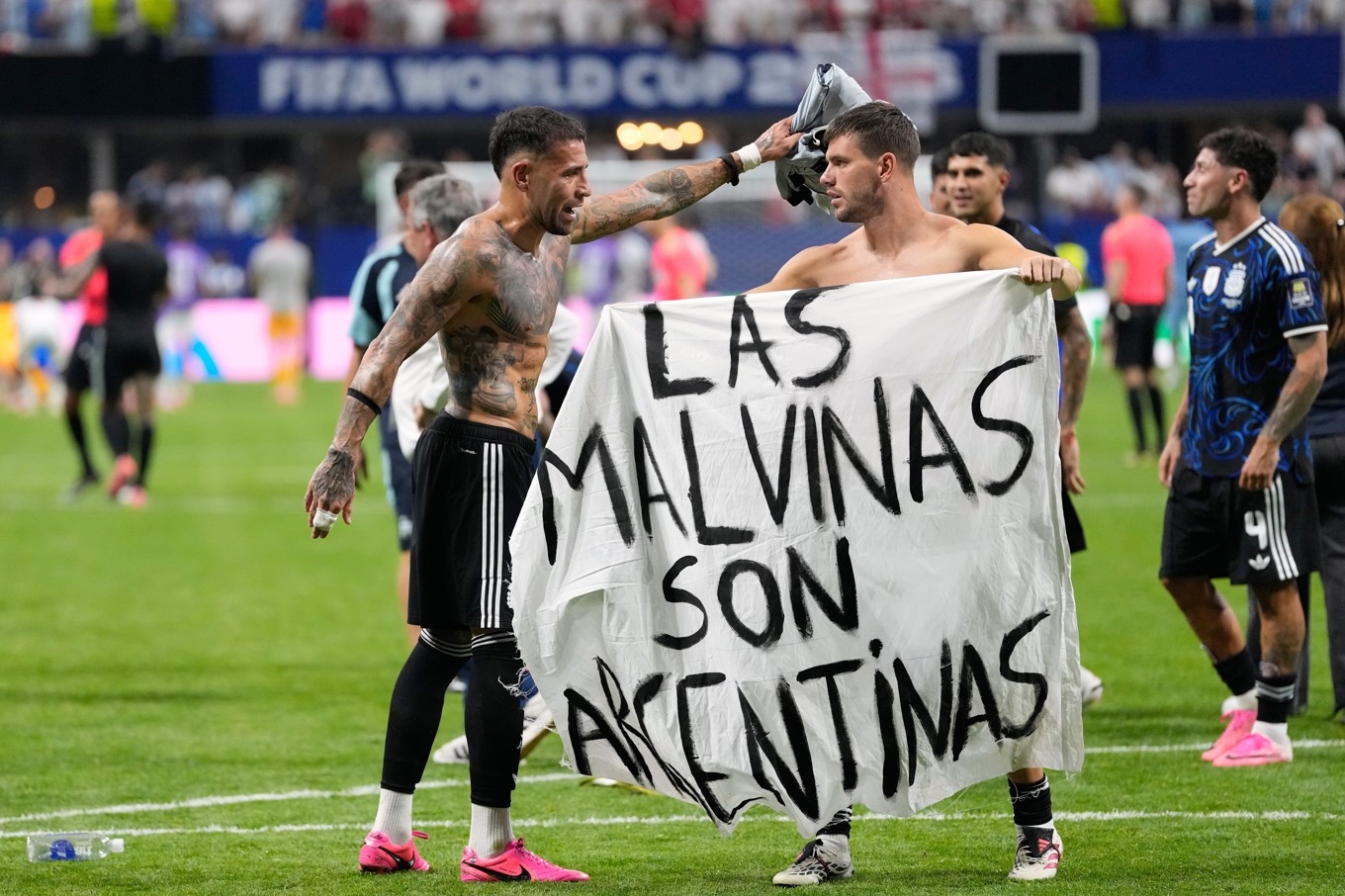 Argentinska spelare firade segern i VM-semifinalen mot England den 15 juli med en banderoll med texten: ”Falklandsöarna är argentinska”. Foto: Rebecca Blackwell/AP/TT