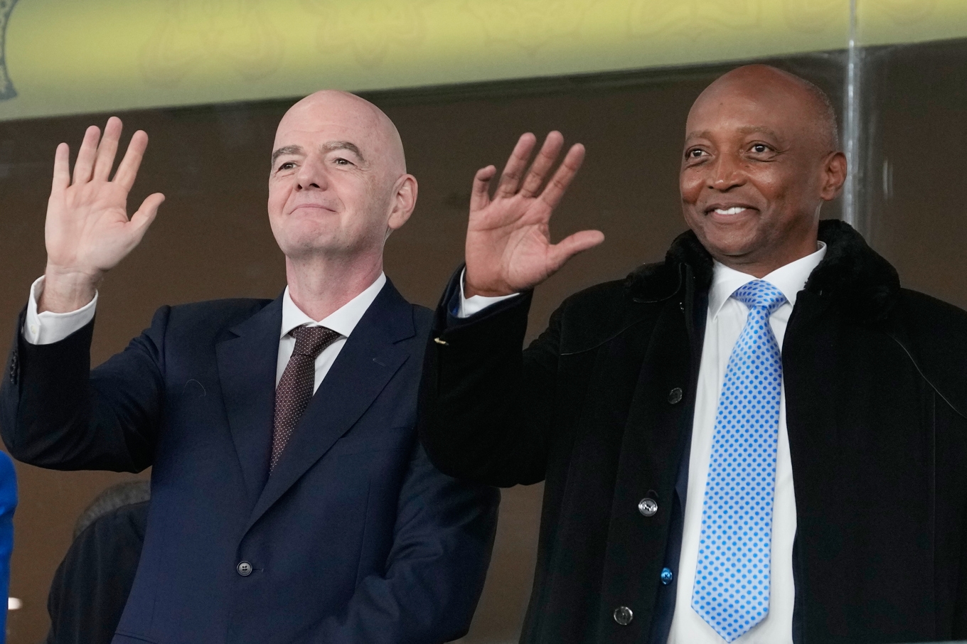Fifas ordförande Gianni Infantino, vänster, tillsammans med ordföranden för Afrikas fotbollsförbund Patrice Motsepe. Arkivbild. Foto: Themba Hadebe/AP/TT