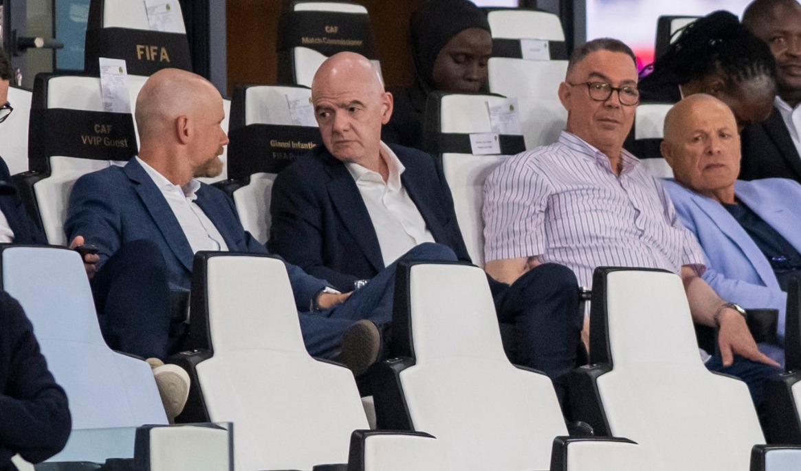 Fifas generalsekreterare Mattias Grafström (till vänster) och Fifa-ordförande Gianni Infantino samt Fouzi Lekjaa, ordförande i Marockos fotbollsförbund, under Malawi–Zambia i Afrikanska mästerskapen för damer i Rabat, Marocko. Foto: STR/AP/TT