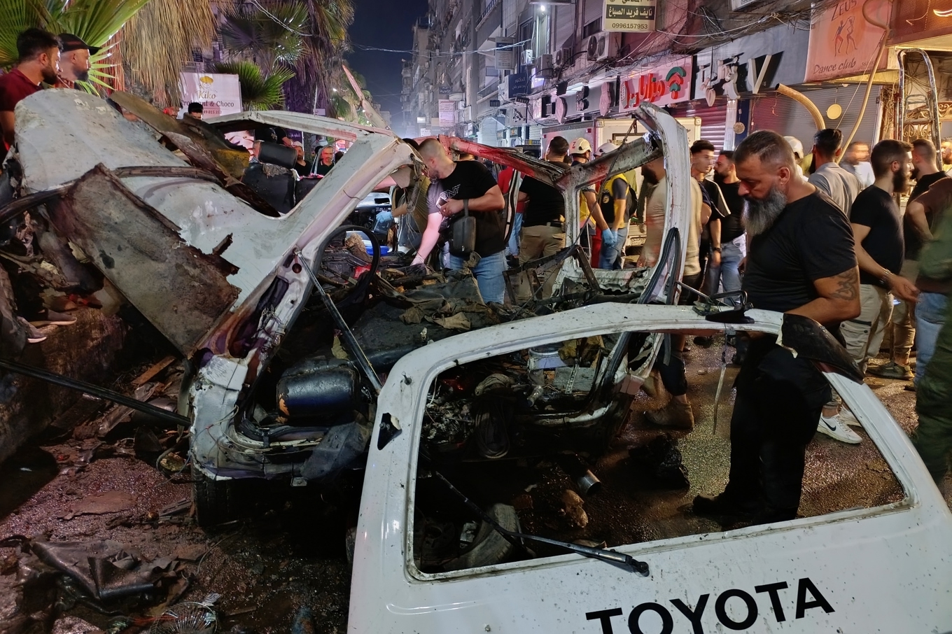 Syrisk säkerhetspersonal undersöker fordon som förstörts i explosionen utanför Damaskus. Foto: Abdulrahman Shaheen/AP/TT