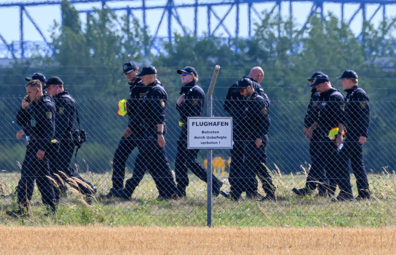 Tyska poliser vid flygplatsen Leipzig/Halle. Foto: Hendrik Schmidt/AP/TT