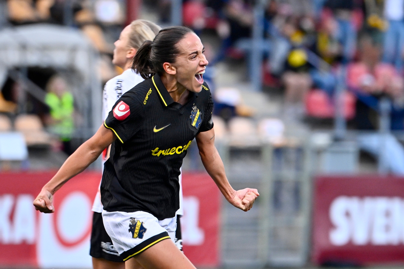 AIK:s Anna Oskarsson jublar efter att ha placerat in 1–0-målet. Foto: Anders Wiklund/TT