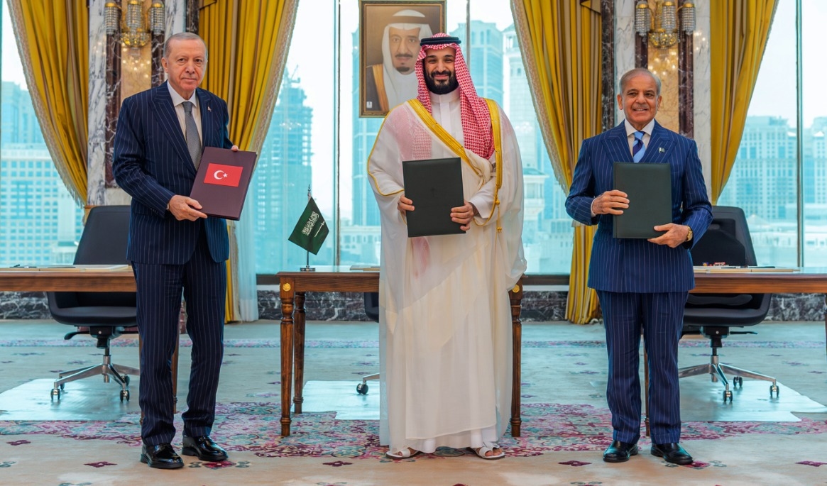 Turkiets president Recep Tayyip Erdogan, Saudiarabiens kronprins Mohammed bin Salman och Pakistans premiärminister efter att ha skrivit under avtalet. Foto: Saudi Press Agency via AP/TT