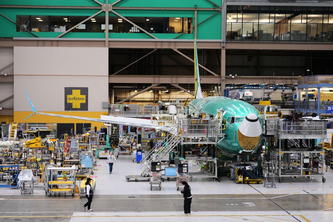 På bilden syns en Boeing 737 Max under tillverkning i flygplanstillverkarens fabrik i Renton. Arkivbild. Foto: Lindsey Wasson/AP/TT