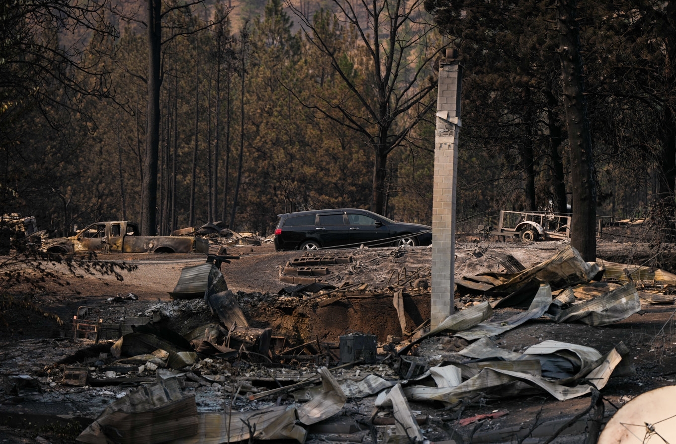 Ett nedbrunnet hus i Okanagan i British Columbia, Kanada. Foto: Darryl Dyck/The Canadian Press via AP/TT