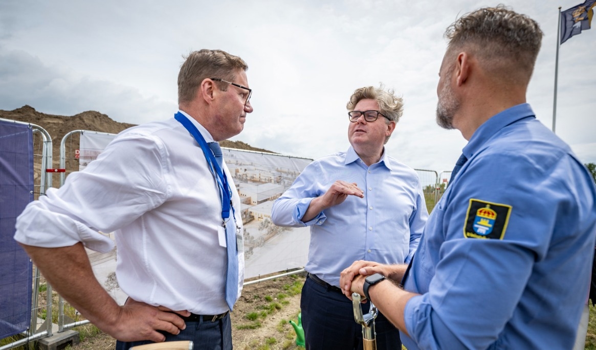 Kriminalvårdens generaldirektör Rikard Jermsten (t v) och justitieminister Gunnar Strömmer (M) vid byggstarten av en ny fängelseanstalt i Trelleborg i juni. Arkivbild. Foto: Johan Nilsson/TT